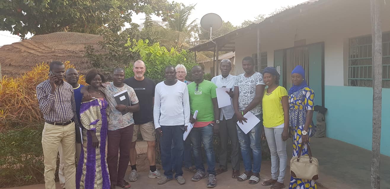 John in Abene, Senegal, met Decasa, na akkoord over de samenwerking voor het bouwen van de school