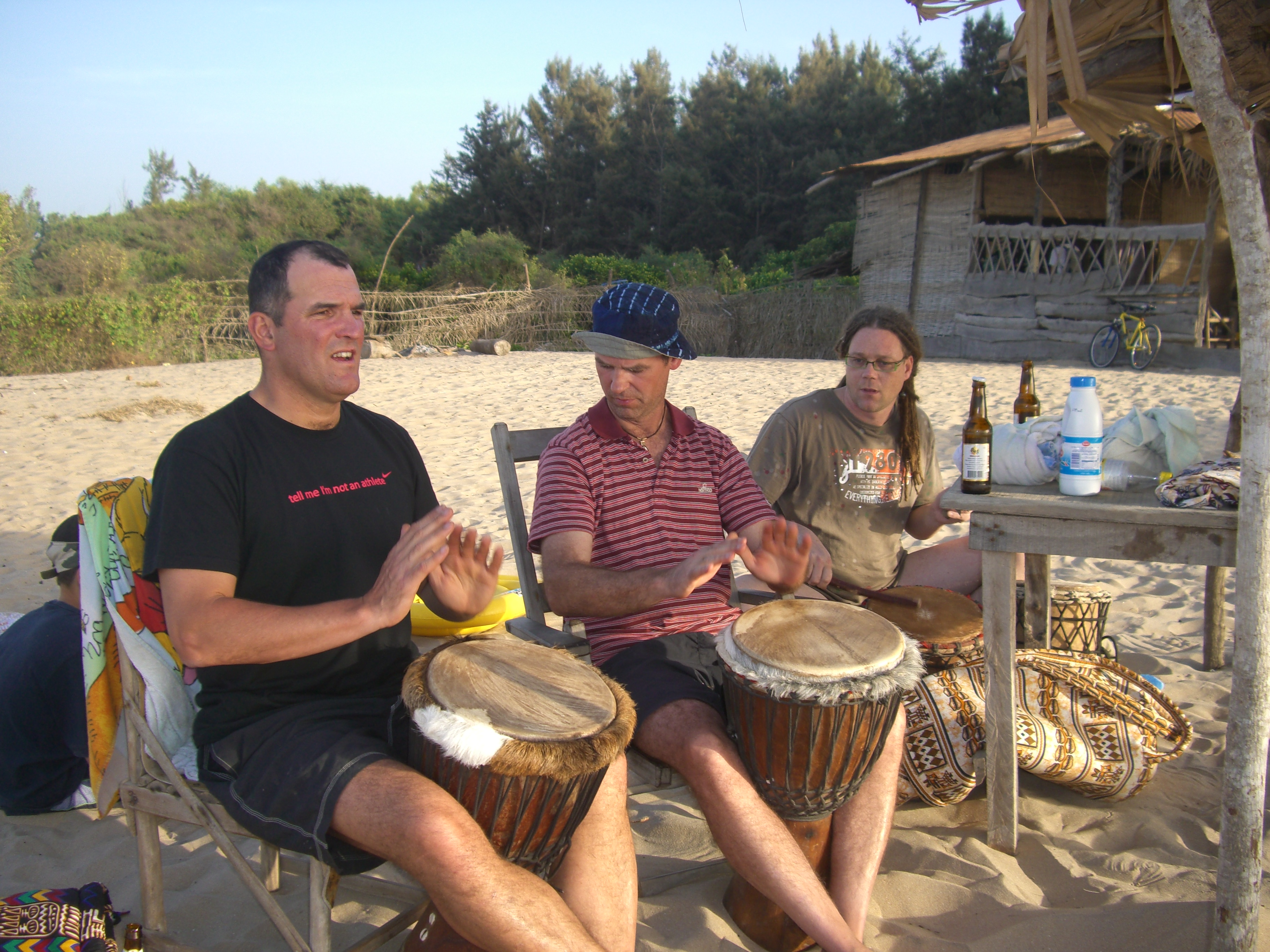 John aan het Djembe spelen in Abene, Senegal